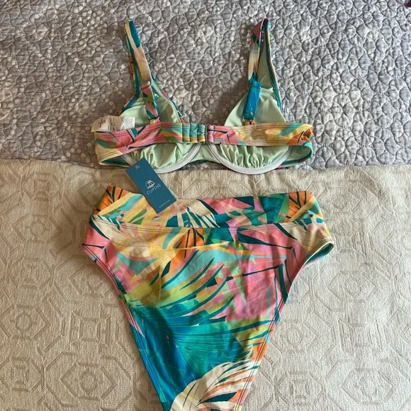 Cupshe Tropical Leaf Women’s Two Piece size medium, NWT. - Picture 2 of 3